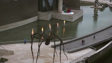 Bilbao, İspanya - 2017 yaklaşık: Guggenheim Müzesi Bilbao olduğunu Kanadalı-Amerikalı mimar Frank Gehry tarafından tasarlanmış modern ve Çağdaş Sanat Müzesi. Bilbao, Bask Bölgesi