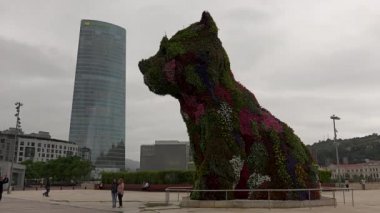 Bilbao, İspanya - 2017 yaklaşık: Guggenheim Müzesi Bilbao olduğunu Kanadalı-Amerikalı mimar Frank Gehry tarafından tasarlanmış modern ve Çağdaş Sanat Müzesi. Bilbao, Bask Bölgesi,