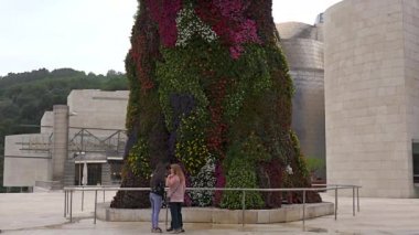 Bilbao, İspanya - 2017 yaklaşık: Guggenheim Müzesi Bilbao olduğunu Kanadalı-Amerikalı mimar Frank Gehry tarafından tasarlanmış modern ve Çağdaş Sanat Müzesi. Bilbao, Bask Bölgesi,