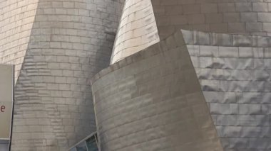 Bilbao, İspanya - 2017 yaklaşık: Guggenheim Müzesi Bilbao olduğunu Kanadalı-Amerikalı mimar Frank Gehry tarafından tasarlanmış modern ve Çağdaş Sanat Müzesi. Bilbao, Bask Bölgesi,