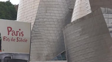 Bilbao, İspanya - 2017 yaklaşık: Guggenheim Müzesi Bilbao olduğunu Kanadalı-Amerikalı mimar Frank Gehry tarafından tasarlanmış modern ve Çağdaş Sanat Müzesi. Bilbao, Bask Bölgesi,