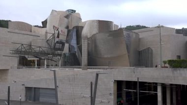 Bilbao, İspanya - 2017 yaklaşık: Guggenheim Müzesi Bilbao olduğunu Kanadalı-Amerikalı mimar Frank Gehry tarafından tasarlanmış modern ve Çağdaş Sanat Müzesi. Bilbao, Bask Bölgesi,