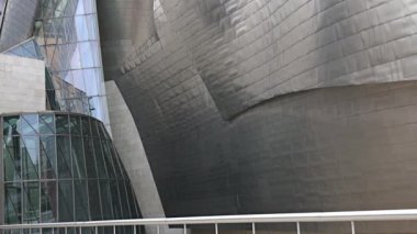 Bilbao, İspanya - 2017 yaklaşık: Guggenheim Müzesi Bilbao olduğunu Kanadalı-Amerikalı mimar Frank Gehry tarafından tasarlanmış modern ve Çağdaş Sanat Müzesi. Bilbao, Bask Bölgesi,