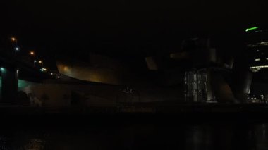 Bilbao, İspanya - 2017 yaklaşık: Guggenheim Müzesi Bilbao olduğunu Kanadalı-Amerikalı mimar Frank Gehry tarafından tasarlanmış modern ve Çağdaş Sanat Müzesi. Bilbao, Bask Bölgesi,