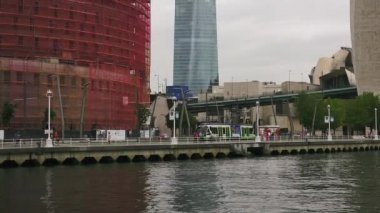 Bilbao, İspanya - 2017 yaklaşık: Guggenheim Müzesi Bilbao olduğunu Kanadalı-Amerikalı mimar Frank Gehry tarafından tasarlanmış modern ve Çağdaş Sanat Müzesi. Bilbao, Bask Bölgesi,