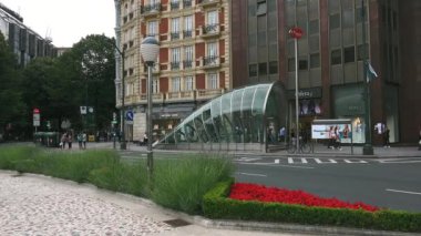 Bilbao, İspanya - 2017 yaklaşık: Moyua Metro İstasyonu'na Moyua Meydanı Bilbao, İspanya. Bilbao metro yapım aşamasında, 1988-sunmak için modern bir tasarım olduğunu ve Norman Foster tarafından tasarlanmıştır.