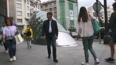 Bilbao, İspanya - 2017 yaklaşık: Moyua Metro İstasyonu'na Moyua Meydanı Bilbao, İspanya. Bilbao metro yapım aşamasında, 1988-sunmak için modern bir tasarım olduğunu ve Norman Foster tarafından tasarlanmıştır.