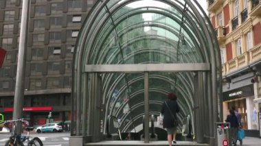 Bilbao, İspanya - 2017 yaklaşık: Moyua Metro İstasyonu'na Moyua Meydanı Bilbao, İspanya. Bilbao metro yapım aşamasında, 1988-sunmak için modern bir tasarım olduğunu ve Norman Foster tarafından tasarlanmıştır.
