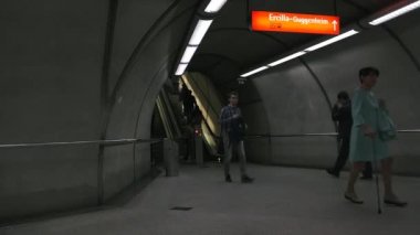 Bilbao, İspanya - 2017 yaklaşık: Moyua Metro İstasyonu'na Moyua Meydanı Bilbao, İspanya. Bilbao metro yapım aşamasında, 1988-sunmak için modern bir tasarım olduğunu ve Norman Foster tarafından tasarlanmıştır.
