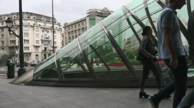 Bilbao, İspanya - 2017 yaklaşık: Moyua Metro İstasyonu'na Moyua Meydanı Bilbao, İspanya. Bilbao metro yapım aşamasında, 1988-sunmak için modern bir tasarım olduğunu ve Norman Foster tarafından tasarlanmıştır.