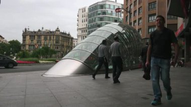 Bilbao, İspanya - 2017 yaklaşık: Moyua Metro İstasyonu'na Moyua Meydanı Bilbao, İspanya. Bilbao metro yapım aşamasında, 1988-sunmak için modern bir tasarım olduğunu ve Norman Foster tarafından tasarlanmıştır.