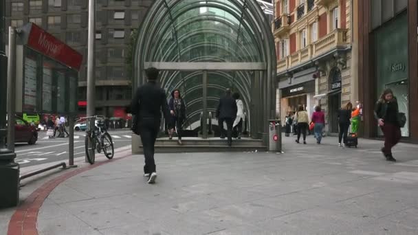 西班牙毕尔巴鄂 2017年 西班牙毕尔巴鄂的莫尤亚地铁站莫尤亚广场 毕尔巴鄂地铁是一个现代化的设计 8年到现在都在建设中 由诺尔曼 福斯特设计 — 图库视频影像