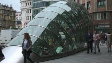 Bilbao, İspanya - 2017 yaklaşık: Moyua Metro İstasyonu'na Moyua Meydanı Bilbao, İspanya. Bilbao metro yapım aşamasında, 1988-sunmak için modern bir tasarım olduğunu ve Norman Foster tarafından tasarlanmıştır.