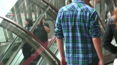 Bilbao, İspanya - 2017 yaklaşık: Moyua Metro İstasyonu'na Moyua Meydanı Bilbao, İspanya. Bilbao metro yapım aşamasında, 1988-sunmak için modern bir tasarım olduğunu ve Norman Foster tarafından tasarlanmıştır.