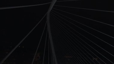 Bilbao, İspanya - 2017 yaklaşık: Zubizuri Köprüsü, Santiago Calatrava Bilbao, İspanya. Nehri Nervin.night görünümü üzerinde asılı bir kemer köprü olduğunu