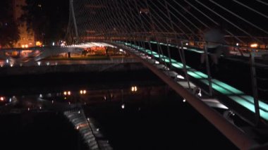 Bilbao, İspanya - 2017 yaklaşık: Zubizuri Köprüsü, Santiago Calatrava Bilbao, İspanya. Nehri Nervin.night görünümü üzerinde asılı bir kemer köprü olduğunu