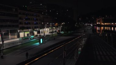 Bilbao, İspanya - 2017 yaklaşık: Zubizuri Köprüsü, Santiago Calatrava Bilbao, İspanya. Nehri Nervin.night görünümü üzerinde asılı bir kemer köprü olduğunu