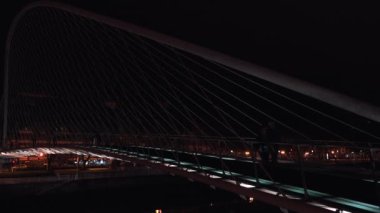 Bilbao, İspanya - 2017 yaklaşık: Zubizuri Köprüsü, Santiago Calatrava Bilbao, İspanya. Nehri Nervin.night görünümü üzerinde asılı bir kemer köprü olduğunu