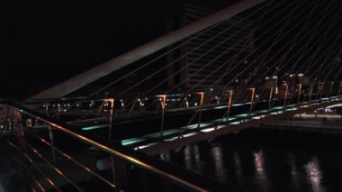 Bilbao, İspanya - 2017 yaklaşık: Zubizuri Köprüsü, Santiago Calatrava Bilbao, İspanya. Nehri Nervin.night görünümü üzerinde asılı bir kemer köprü olduğunu