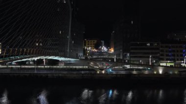 Bilbao, İspanya - 2017 yaklaşık: Zubizuri Köprüsü, Santiago Calatrava Bilbao, İspanya. Nehri Nervin.night görünümü üzerinde asılı bir kemer köprü olduğunu