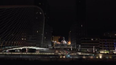 Bilbao, İspanya - 2017 yaklaşık: Zubizuri Köprüsü, Santiago Calatrava Bilbao, İspanya. Nehri Nervin.night görünümü üzerinde asılı bir kemer köprü olduğunu
