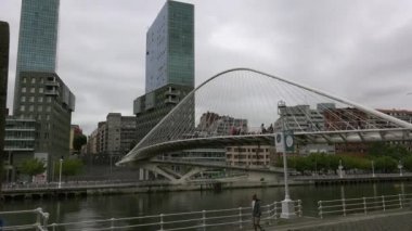 Bilbao, İspanya - 2017 yaklaşık: Zubizuri Köprüsü, Santiago Calatrava Bilbao, İspanya. Nehri üzerinde asılı bir kemer köprü olduğunu Nervin.