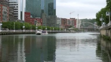 Bilbao, İspanya - 2017 yaklaşık: Zubizuri Köprüsü, Santiago Calatrava Bilbao, İspanya. Nehri üzerinde asılı bir kemer köprü olduğunu Nervin.