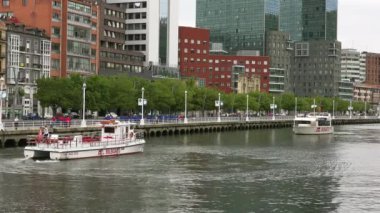 Bilbao, İspanya - 2017 yaklaşık: Zubizuri Köprüsü, Santiago Calatrava Bilbao, İspanya. Nehri üzerinde asılı bir kemer köprü olduğunu Nervin.