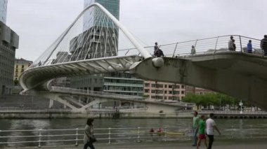 Bilbao, İspanya - 2017 yaklaşık: Zubizuri Köprüsü, Santiago Calatrava Bilbao, İspanya. Nehri üzerinde asılı bir kemer köprü olduğunu Nervin.