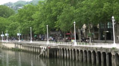 Bilbao, İspanya - 2017 yaklaşık: Zubizuri Köprüsü, Santiago Calatrava Bilbao, İspanya. Nehri üzerinde asılı bir kemer köprü olduğunu Nervin.