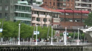 Bilbao, İspanya - 2017 yaklaşık: Zubizuri Köprüsü, Santiago Calatrava Bilbao, İspanya. Nehri üzerinde asılı bir kemer köprü olduğunu Nervin.