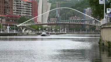 Bilbao, İspanya - 2017 yaklaşık: Zubizuri Köprüsü, Santiago Calatrava Bilbao, İspanya. Nehri üzerinde asılı bir kemer köprü olduğunu Nervin.