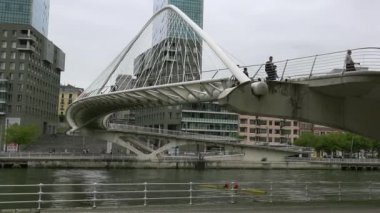Bilbao, İspanya - 2017 yaklaşık: Zubizuri Köprüsü, Santiago Calatrava Bilbao, İspanya. Nehri üzerinde asılı bir kemer köprü olduğunu Nervin.