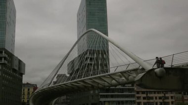 Bilbao, İspanya - 2017 yaklaşık: Zubizuri Köprüsü, Santiago Calatrava Bilbao, İspanya. Nehri üzerinde asılı bir kemer köprü olduğunu Nervin.