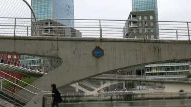 Bilbao, İspanya - 2017 yaklaşık: Zubizuri Köprüsü, Santiago Calatrava Bilbao, İspanya. Nehri üzerinde asılı bir kemer köprü olduğunu Nervin.