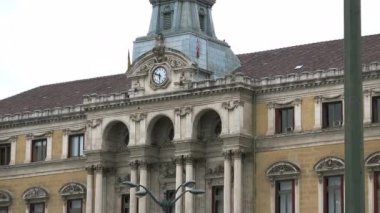 Bilbao, İspanya - 2017 yaklaşık: Bilbao Belediye Binası, Rating arabalar, insanlar ve ve özel Ovoide de la Desocupacion de la Esfera Bilbao, İspanya heykel. Heykel Jorge Oteiza tarafından tasarlanmıştır