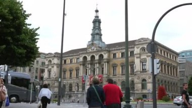 Bilbao, İspanya - 2017 yaklaşık: Bilbao Belediye Binası, Rating arabalar, insanlar ve ve özel Ovoide de la Desocupacion de la Esfera Bilbao, İspanya heykel. Heykel Jorge Oteiza tarafından tasarlanmıştır