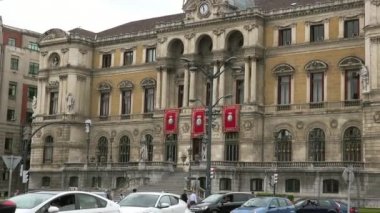 Bilbao, İspanya - 2017 yaklaşık: Bilbao Belediye Binası, Rating arabalar, insanlar ve ve özel Ovoide de la Desocupacion de la Esfera Bilbao, İspanya heykel. Heykel Jorge Oteiza tarafından tasarlanmıştır