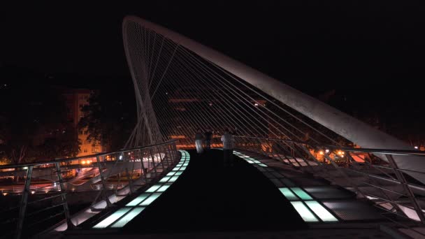 Bilbao España Circa 2017 Puente Zubizuri Santiago Calatrava Bilbao España — Vídeo de stock