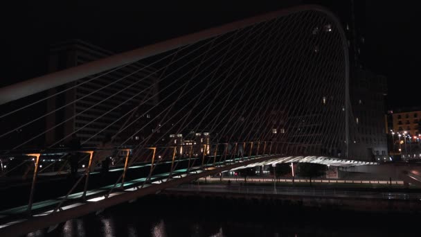 西班牙毕尔巴鄂 2017年 西班牙毕尔巴鄂圣地亚哥卡拉特拉瓦的祖比祖里桥 这是一座拱桥挂在尼文河上 — 图库视频影像