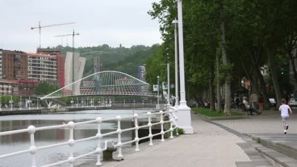 Μπιλμπάο Ισπανία Γύρω Στο 2017 Γέφυρα Zubizuri Σαντιάγο Καλατράβα Στο — Αρχείο Βίντεο