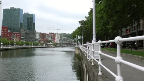 Bilbao Spain Sekitar Tahun 2017 Jembatan Zubizuri Santiago Calatrava Bilbao — Stok Video