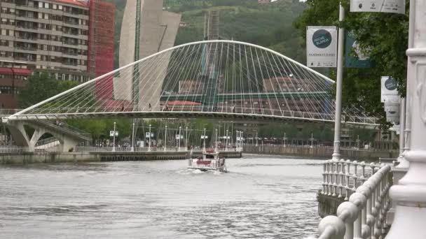 西班牙毕尔巴鄂 2017年 西班牙毕尔巴鄂圣地亚哥卡拉特拉瓦的祖比祖里桥 这是一座挂在涅尔文河上的拱桥 — 图库视频影像