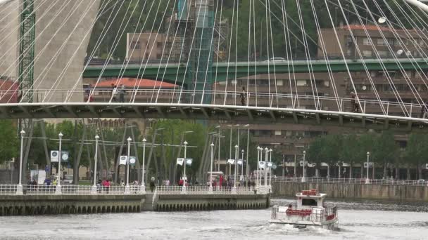 Більбао Іспанія Близько 2017 Zubizuri Міст Сантьяго Калатрава Більбао Іспанія — стокове відео