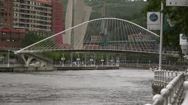 Bilbao Espanha Circa 2017 Ponte Zubizuri Santiago Calatrava Bilbau Espanha — Vídeo de Stock