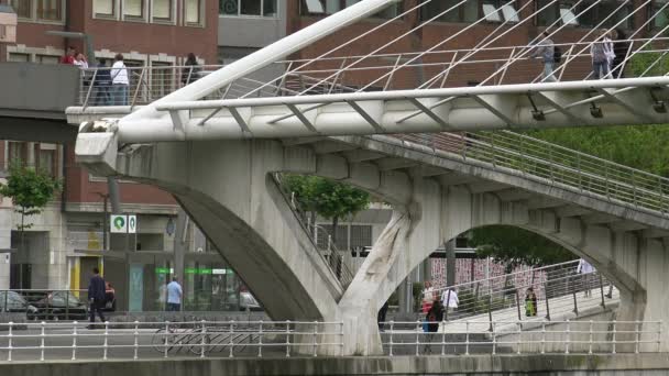 Bilbao Spanyolország 2017 Zubizuri Híd Bilbao Spanyolország Santiago Calatrava Arch — Stock videók