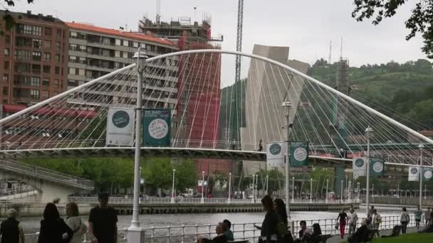 Bilbao Spanien 2017 Zubizuri Brücke Santiago Calatrava Bilbao Spanien Ist — Stockvideo
