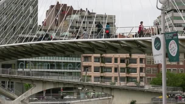 西班牙毕尔巴鄂 2017年 西班牙毕尔巴鄂圣地亚哥卡拉特拉瓦的祖比祖里桥 这是一座挂在涅尔文河上的拱桥 — 图库视频影像