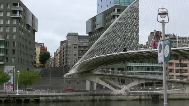 Bilbao Spanien Circa 2017 Zubizuri Bro Santiago Calatrava Bilbao Spanien — Stockvideo