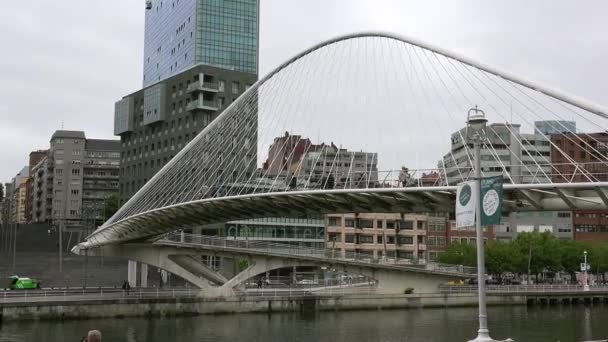 Bilbao Spanje Circa 2017 Zubizuri Bridge Santiago Calatrava Bilbao Spanje — Stockvideo